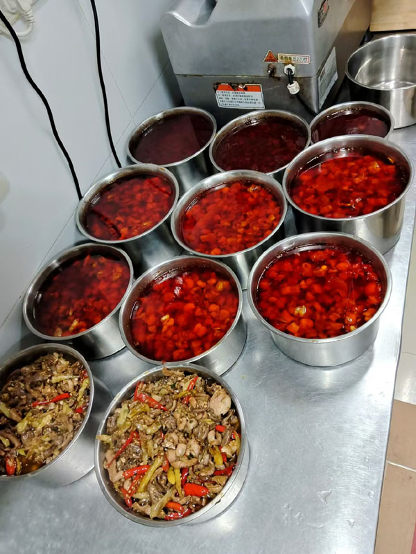 浇头三款：辣子鸡、泡椒鸡杂、肉沫杂酱