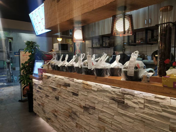 外卖出餐堆满了